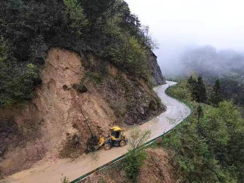 处置险情保安畅受强降雨影响,休宁县境内103省道璜尖岭,237国道黄土岭