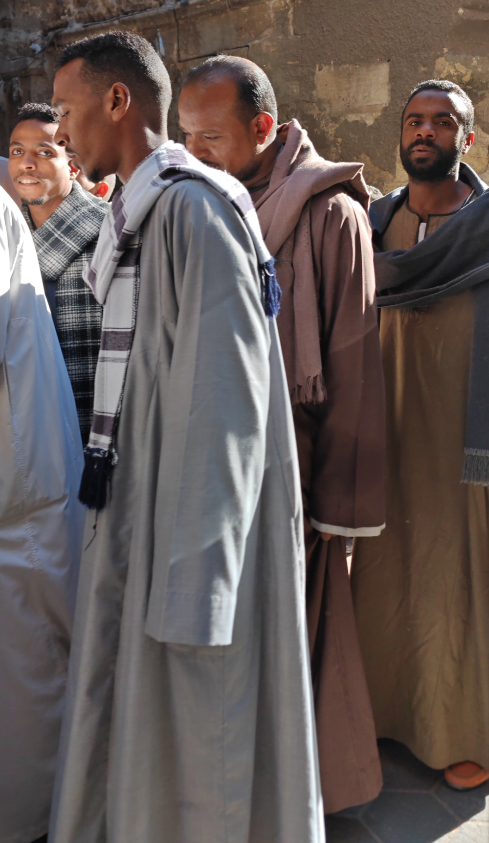 阳光普照,见不着一点雨水,但风吹在身上依旧微寒,所以开罗的大街上,时