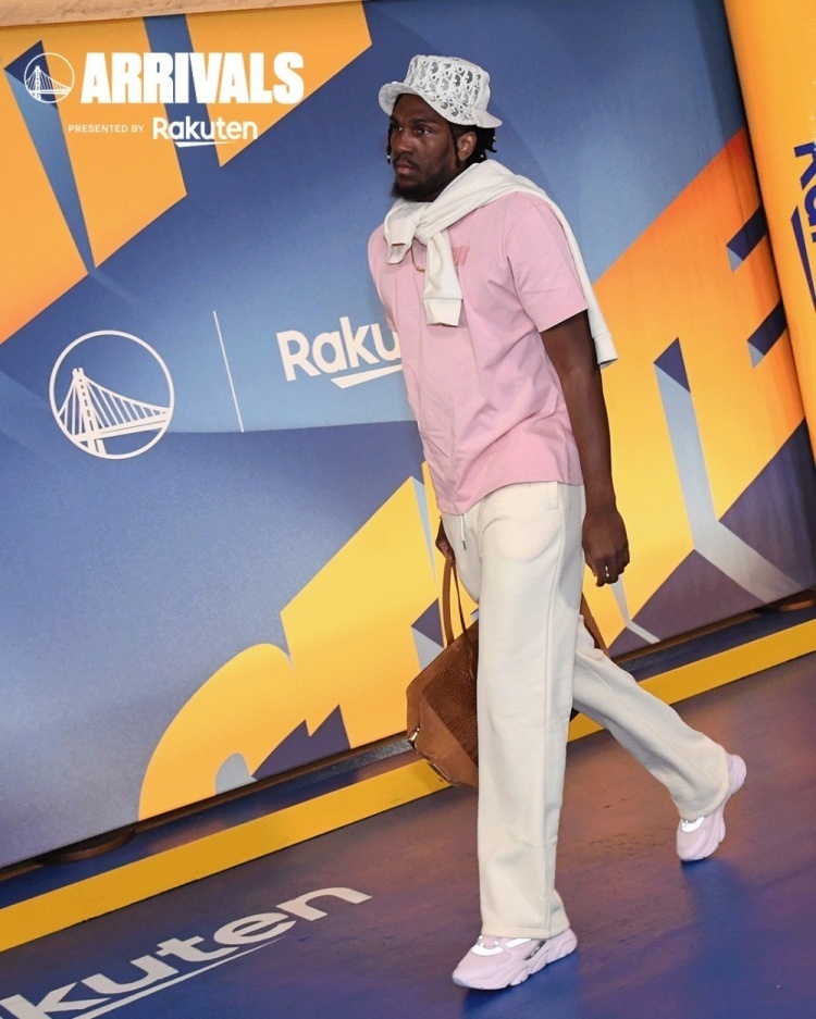 跟勇士众将学穿搭库里白外套搭军绿色工装裤帅气十足