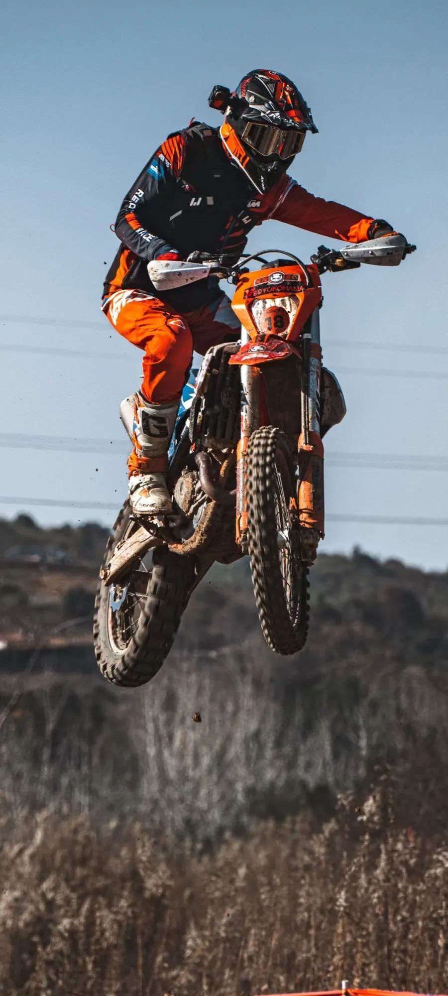 临近比赛时,组委会对摩托车的发动机排量做出了新的要求,李华不得不在