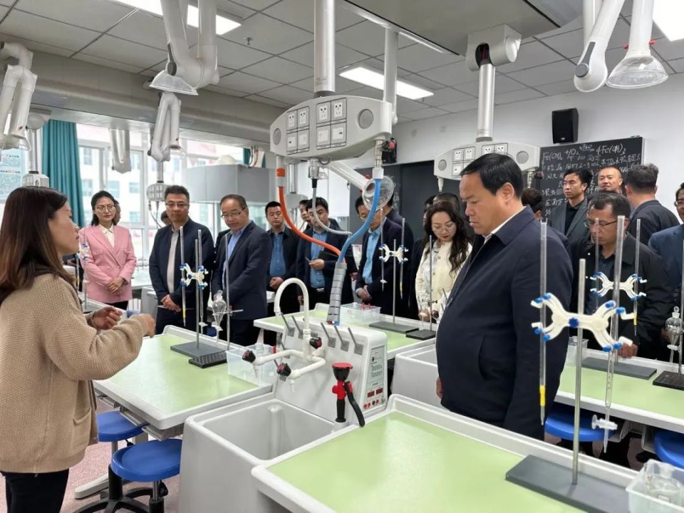 数字教育·引领未来——东乡县组织部分中小学校长观摩河州中学智慧