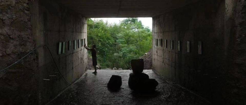 一个重庆工人在桥洞下办展,被全网封为天才之后……_腾讯新闻