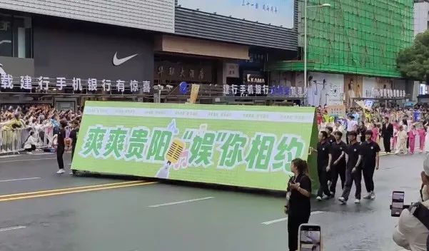 起了化学反应硬朗的机车和柔美的民族姑娘让大家忍不住"哇塞"其中这个