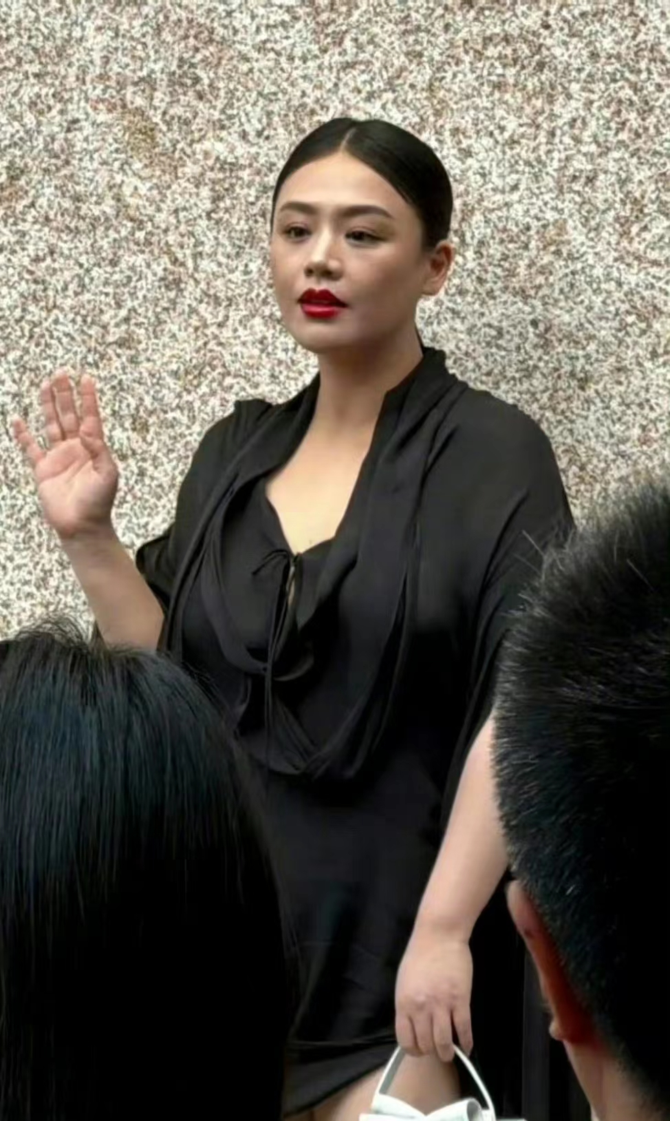 马思纯又胖回去?手臂粗壮小肚子凸起明显,网友:这是又怀孕了?