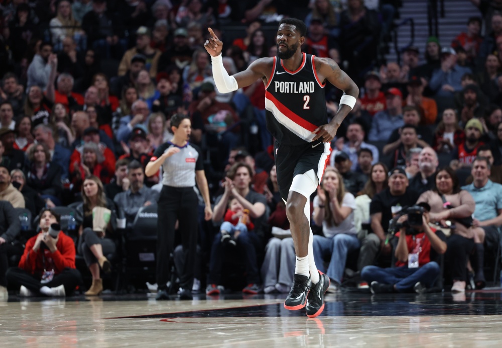 上半场比赛,艾顿出战17分38秒,投篮14中7,罚球1中1,得到15分6篮板1