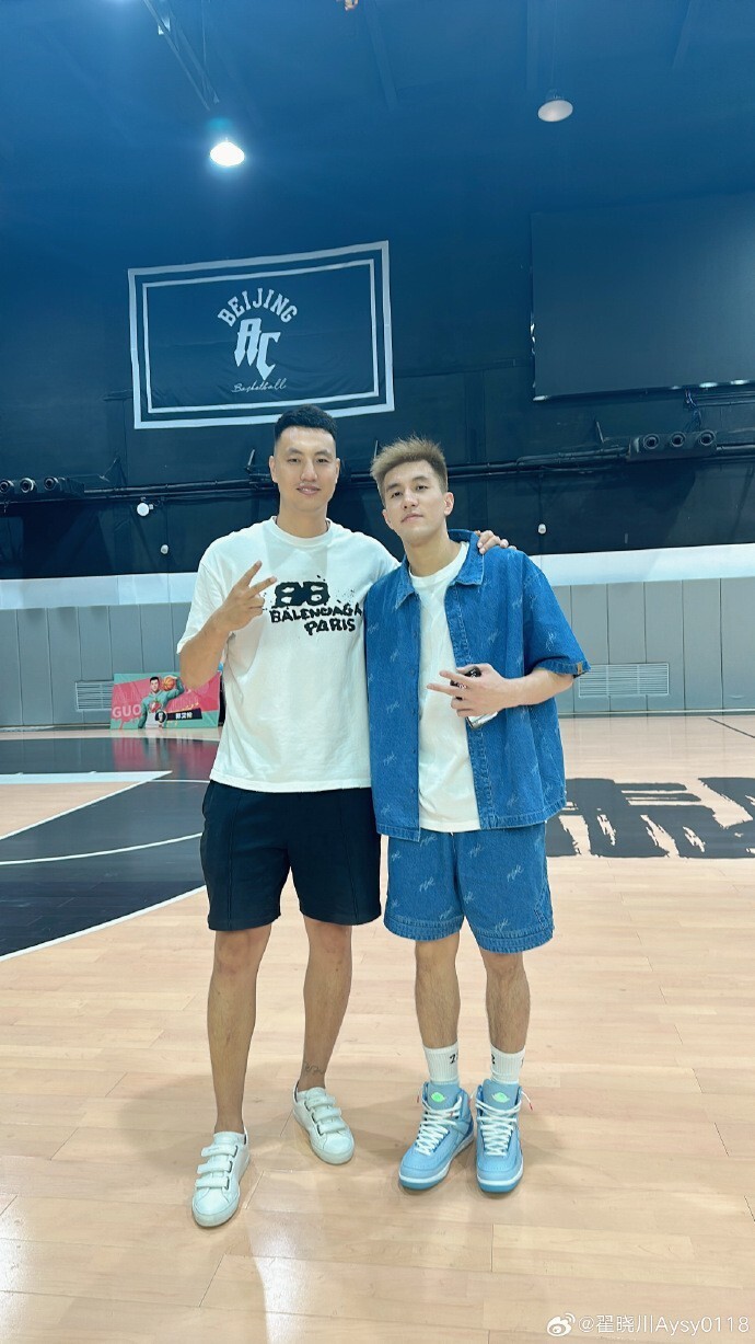 "郭艾伦因伤病已经缺席了一个赛季,新赛季能否复出依旧未知.