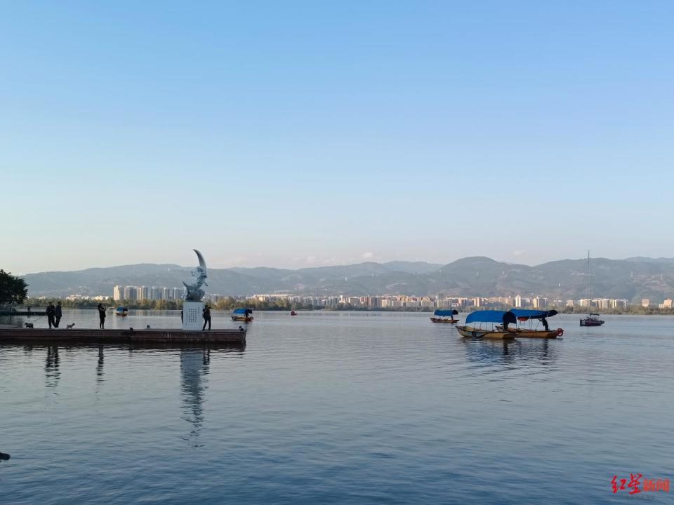 春节期间四川西昌市15万余个公共停车泊位免费停放