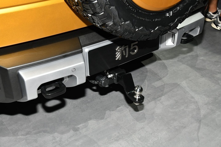 98万元,价格提升两万,新增前桥差速锁,电动吸合尾门,12.