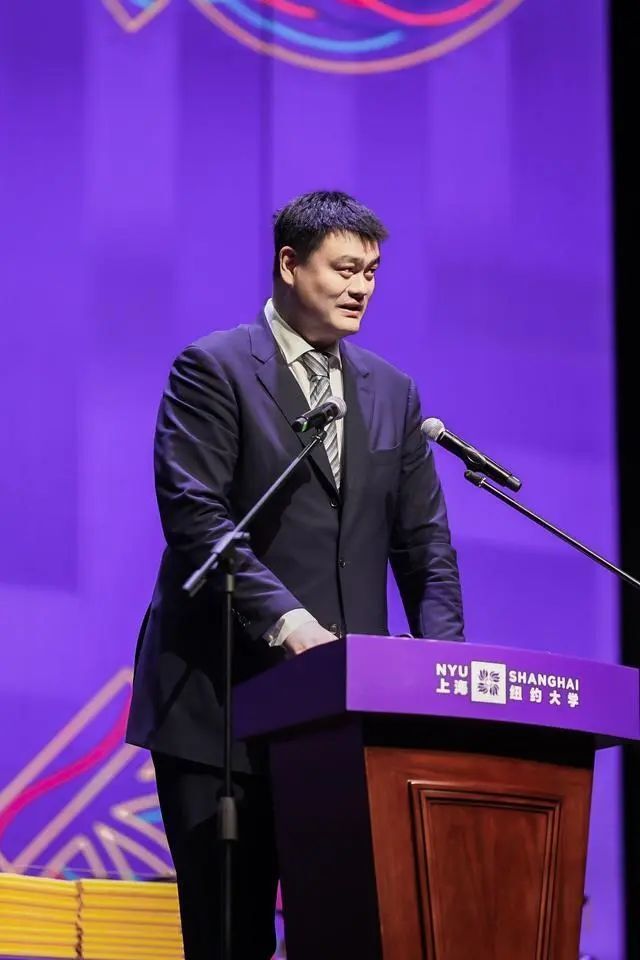 因为长得太高,姚明无论走到哪儿都是焦点,在平时的生活中,也经常遇到