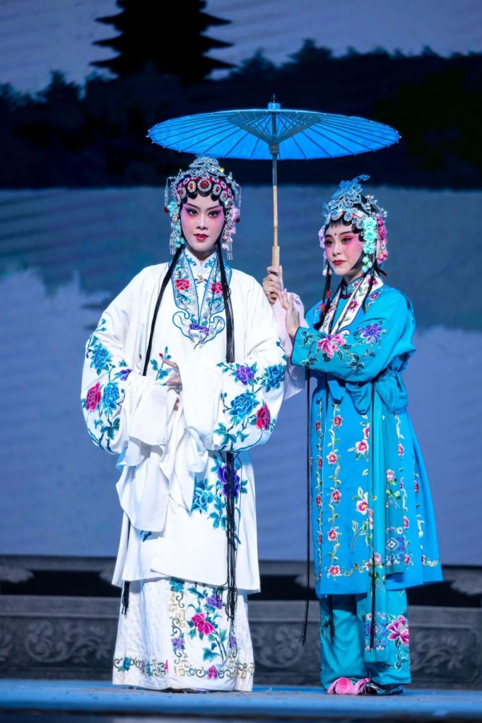 彩排花絮乐队,舞美团队演员表主创团队钱塘许仙,路过西湖遇雨,与白蛇