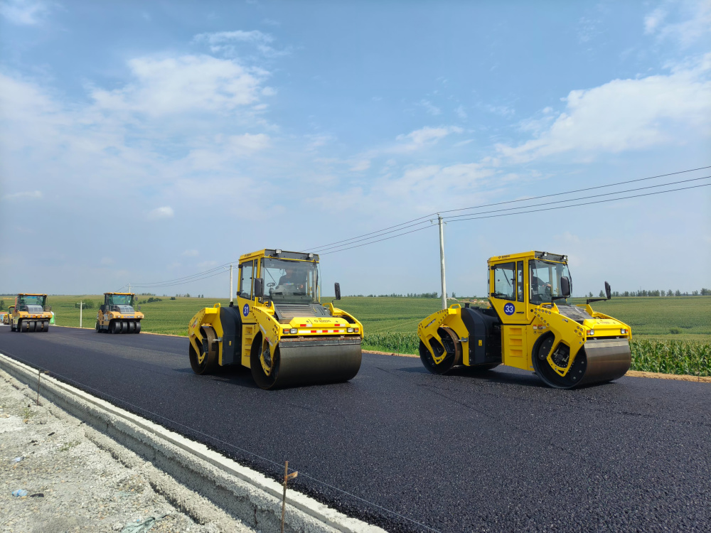 长春经济圈环线高速公路二期项目德惠至九台段沥青下面层试验段摊铺