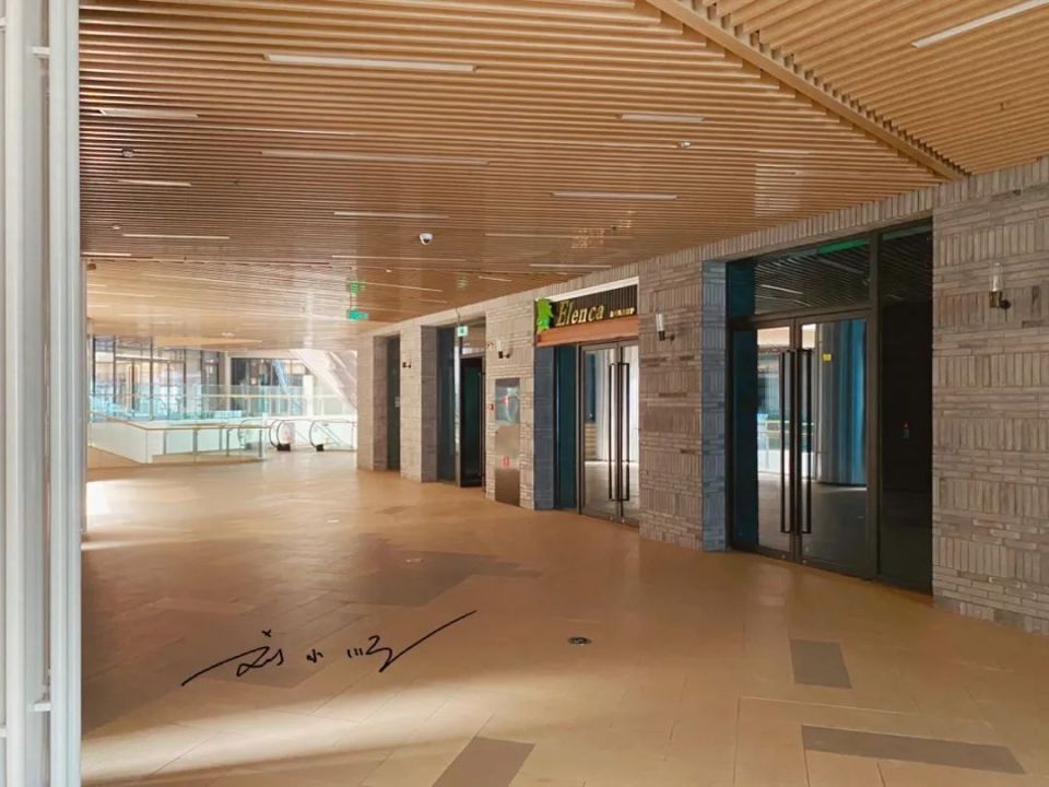 游客在重庆杨家坪发现一家奇怪的商场,外面很光鲜,里面却空荡荡_腾讯