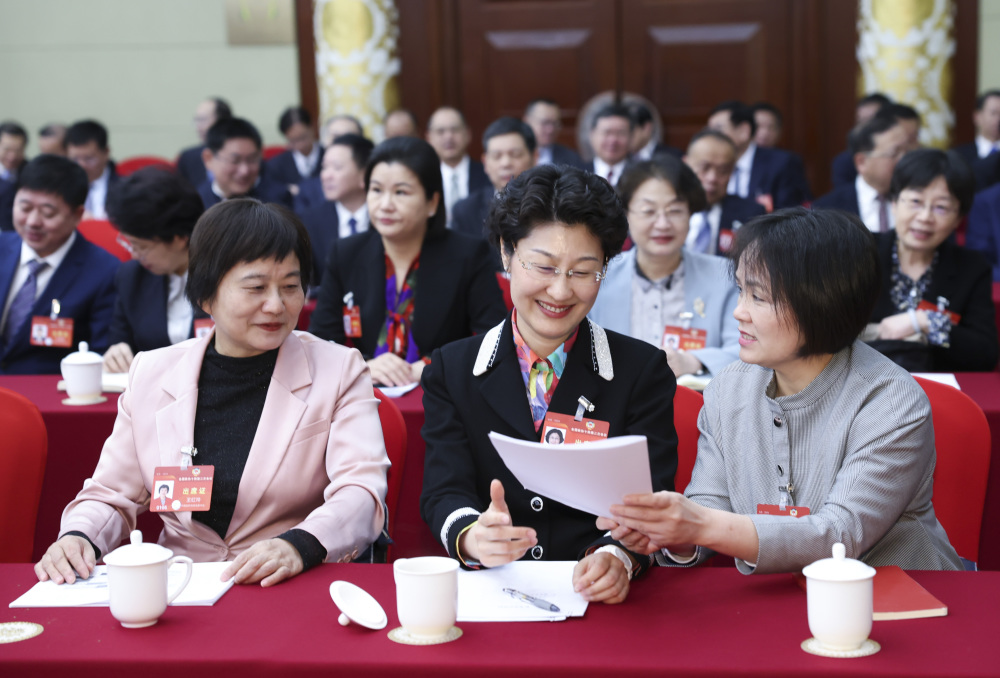 摄3月7日,米娜瓦尔·艾比布拉代表在十四届全国人大二次会议新疆代表