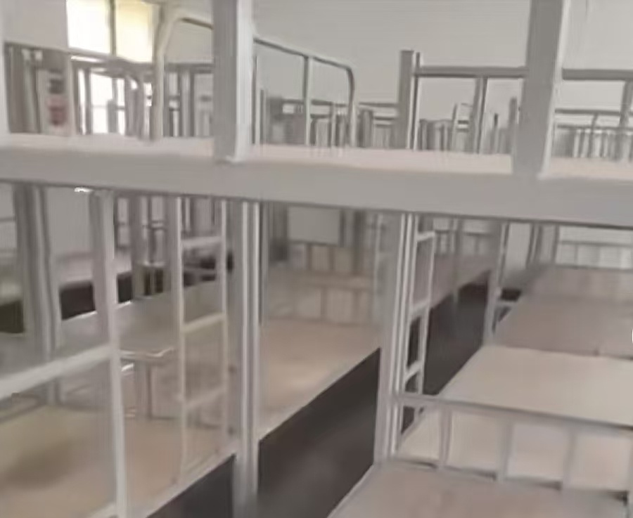 官方责令整改48人宿舍,校方工作人员:学校已在安排,不用担心_腾讯新闻