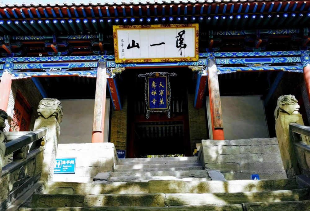 石佛堂是卦山位置最高的一座寺庙,坐北向南,是俯瞰天宁寺全景的最佳