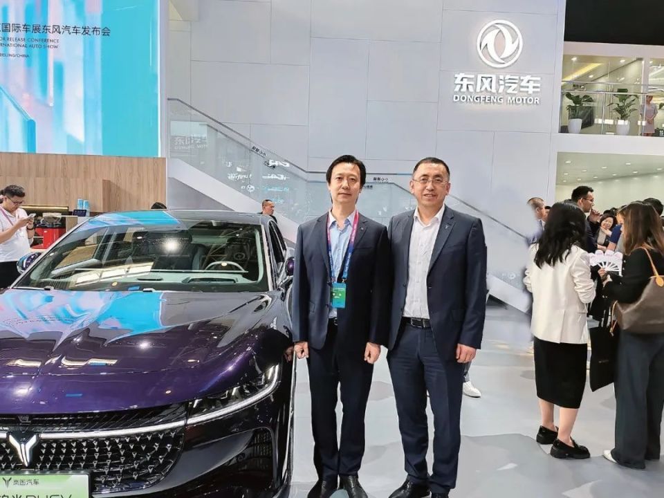 访谈嘉宾:岚图汽车科技有限公司首席执行官 卢放(右)访谈主持:中国