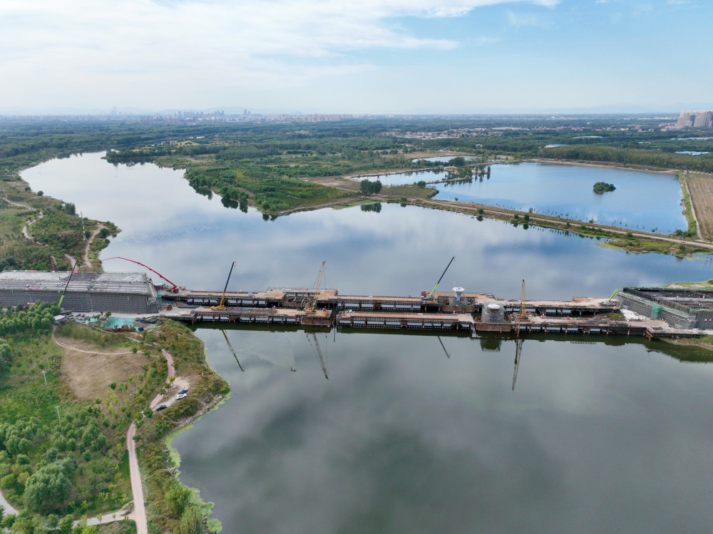 建设中的厂通路潮白河大桥工程