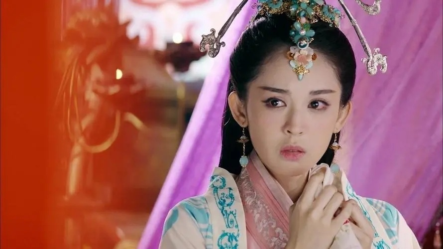 无论是气质还是容貌都完美的展现了古典美人的风采,陈红的貂蝉才让人