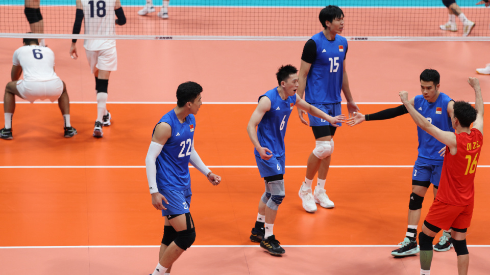 中国队获得杭州亚运会男子排球银牌