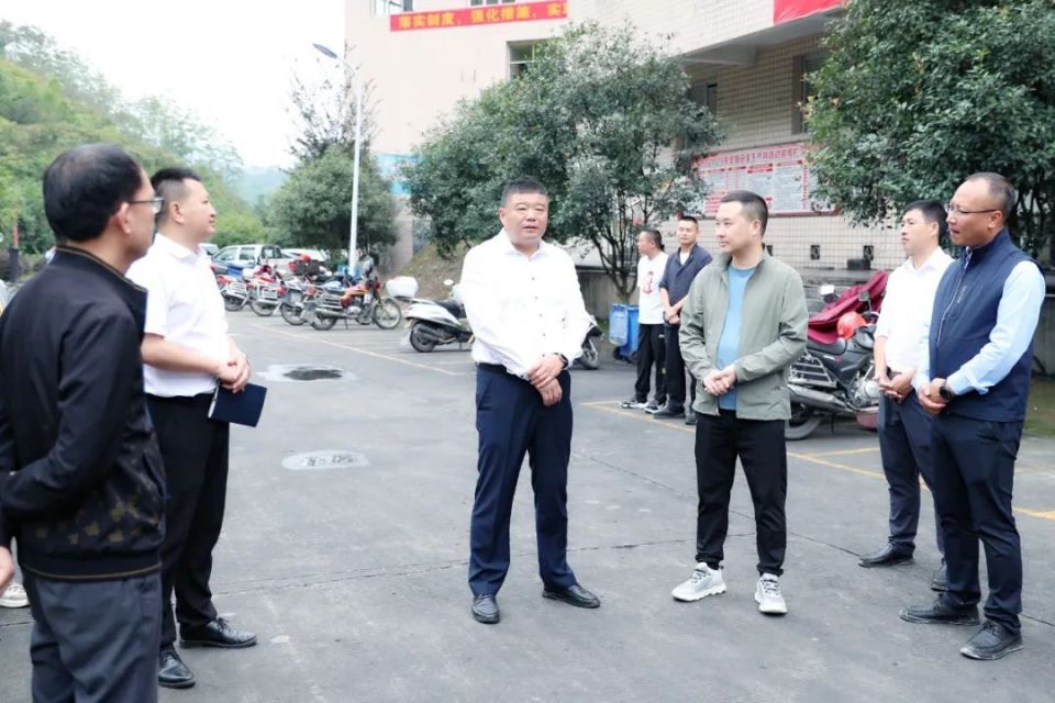 陈良云先后来到兴文县客运站,温水溪中石油加油站