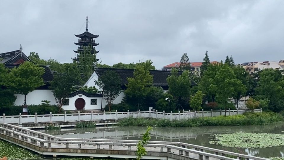 公园内有万寿塔等古迹,以及知道书院等文化设施.