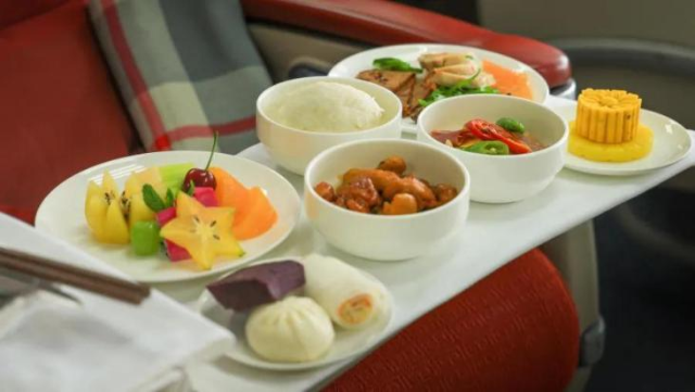 大理板栗黄焖鸡,泡鲁达……祥鹏航空带云南美食"飞"上蓝天
