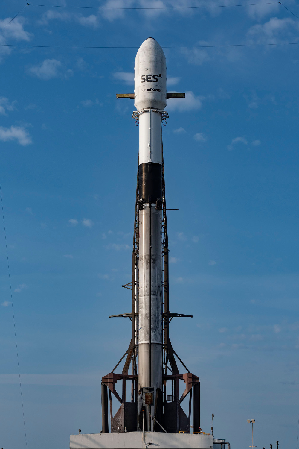 猎鹰九号一箭双主星,长途运送先进中轨通信卫星_腾讯新闻