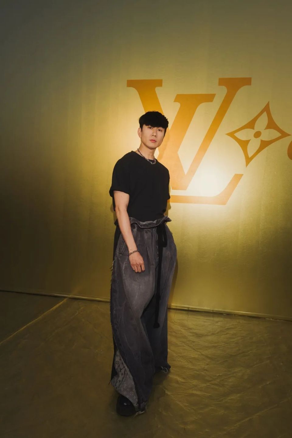 菲董的LV首秀上演马赛克、刘雯亮相Ami，巴黎男装周不缺看头！-腾讯新闻