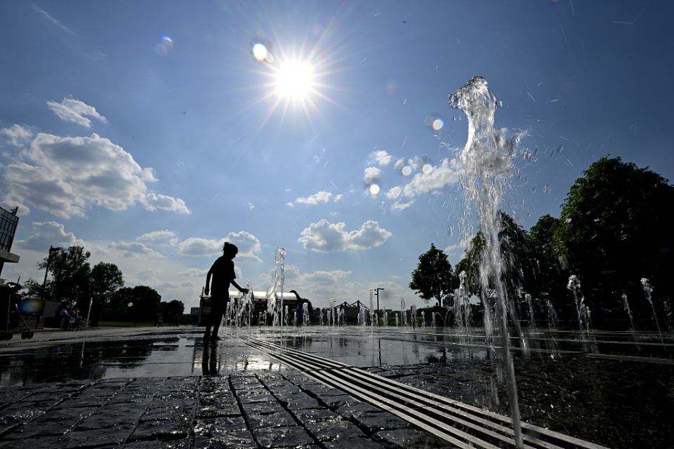 俄议员提议:天气炎热情况下,雇主应减少员工1小时工作时间