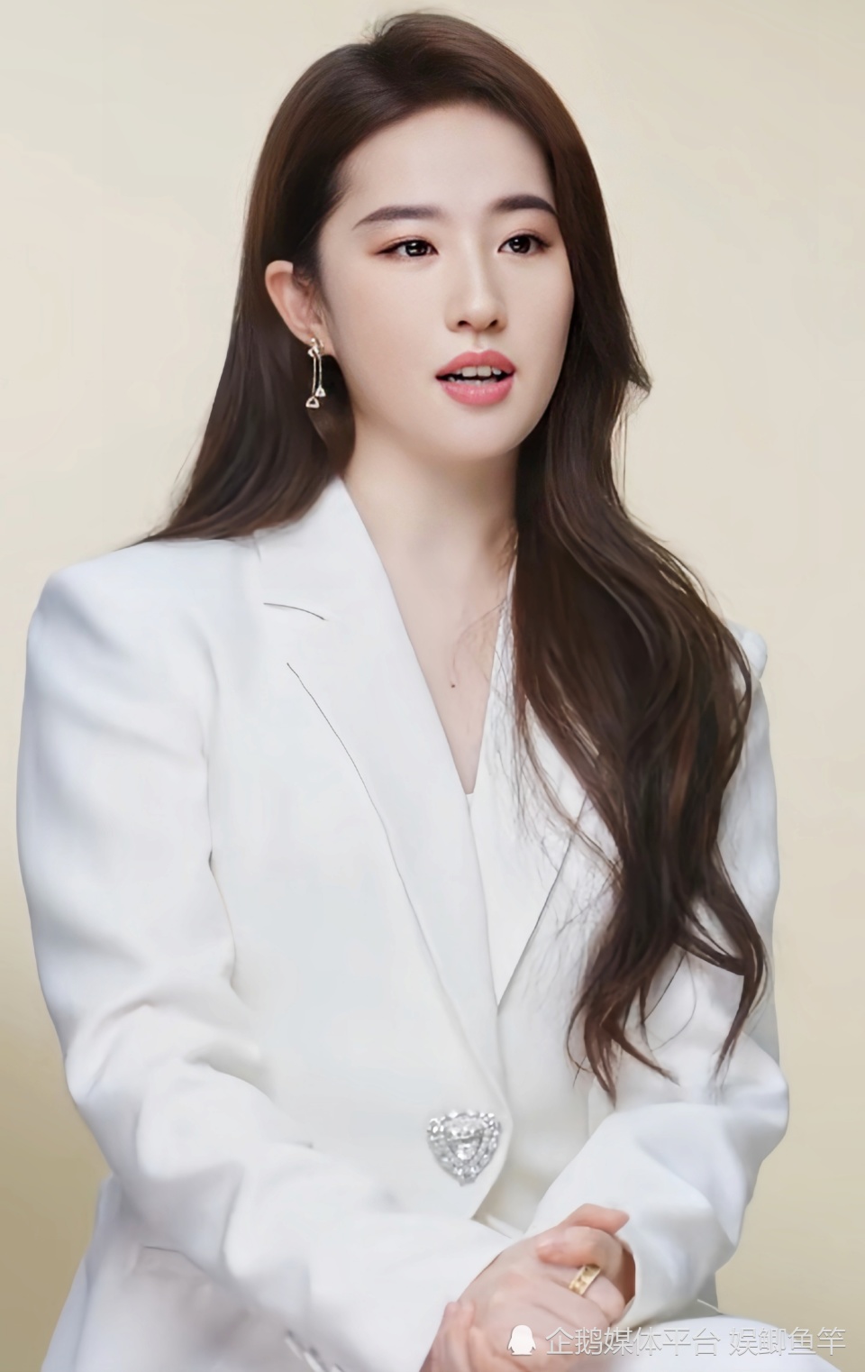 36岁刘亦菲新造型纯白西装美如画天仙果真不是浪得虚名