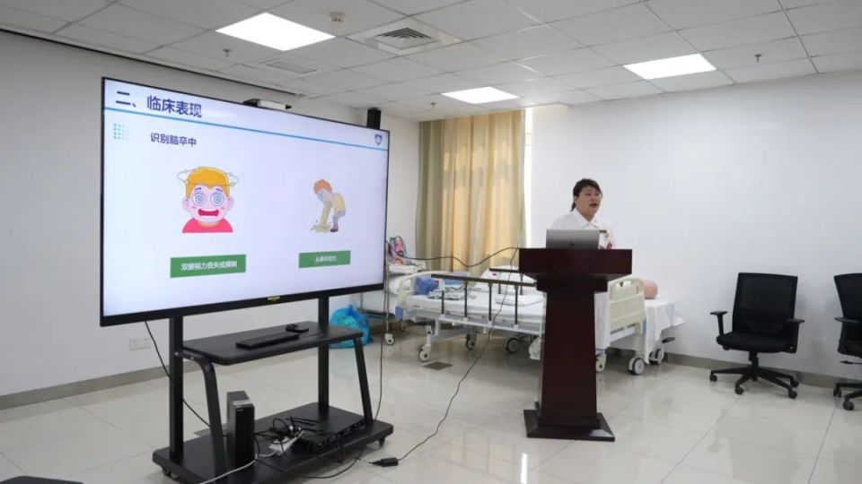 "老年医学中心护理部执行主任冯丽指出,"我们可能做了一些健康指导