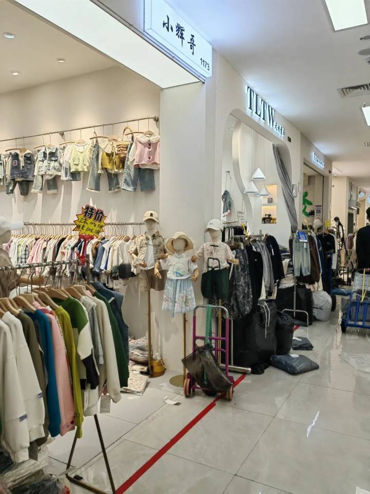 实探两大童装线下批发市场,换季20元一件衣服!_腾讯新闻