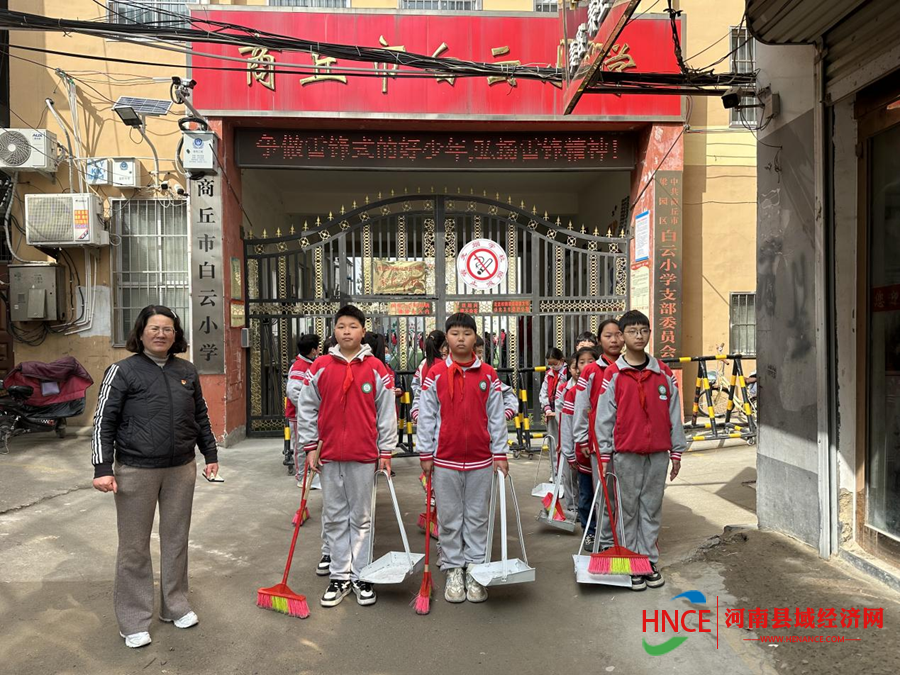 商丘市梁园区白云小学开展学雷锋志愿服务实践活动