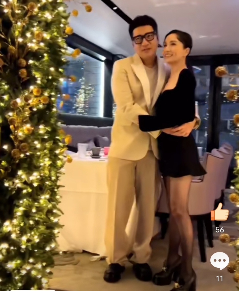 单立文办65岁生日宴,和妻子胡蓓蔚当众拥抱,两人结婚16年未生育_腾讯