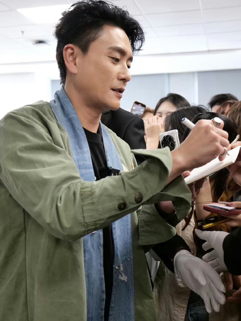 黄宗泽为宣传作品扫楼,投喂粉丝糖果,不愧是痞帅男星天花板-腾讯新闻