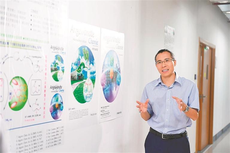 院士带领超导实验室助理研究员徐源研究小组,联合福州大学教授郑仕标