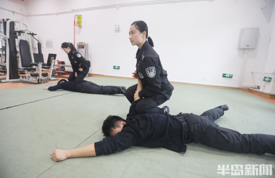 女警擒拿女民警图片