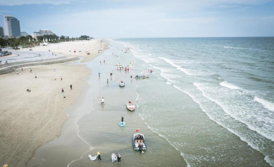 广西北海:一边青碧,一边深蓝