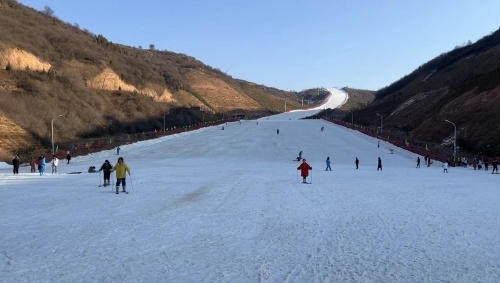 大年初三,在平凉市崆峒区的海寨沟滑雪场,高低不同的雪道上,滑雪爱好
