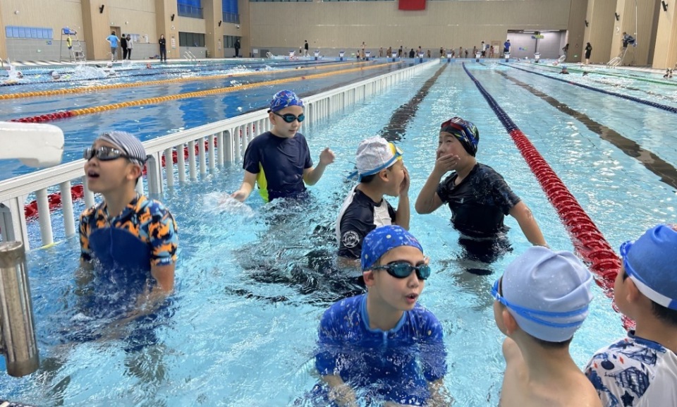 小海豚游恣了崂山区开启小海豚训练营提升学生游泳技能