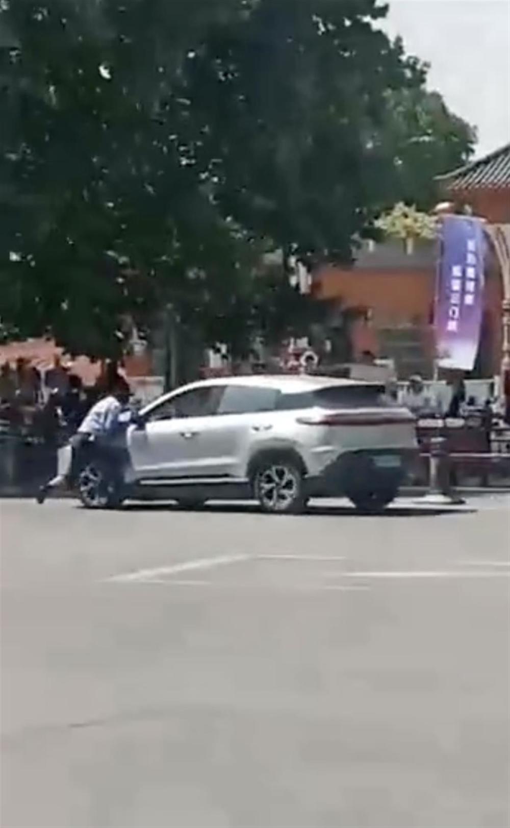 河南一轿车两次启动拖拽执法人员后又顶着其前行数米，当地警方介入是怎么一回事-313啦实用网