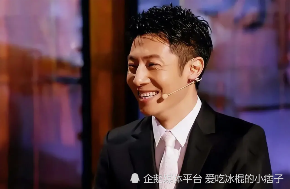 撒贝宁带龙凤胎出行背大包直不起腰网友有种离家出走的感觉