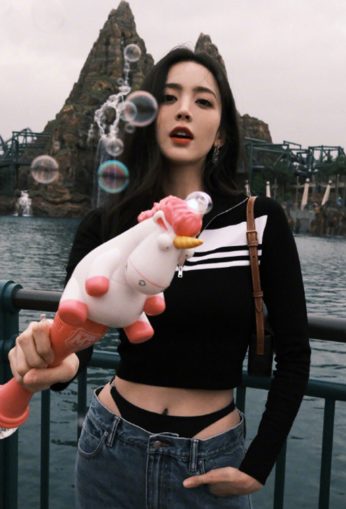 古力娜扎身上背着小包包,一身穿搭,尽显凹凸有致的好身材.