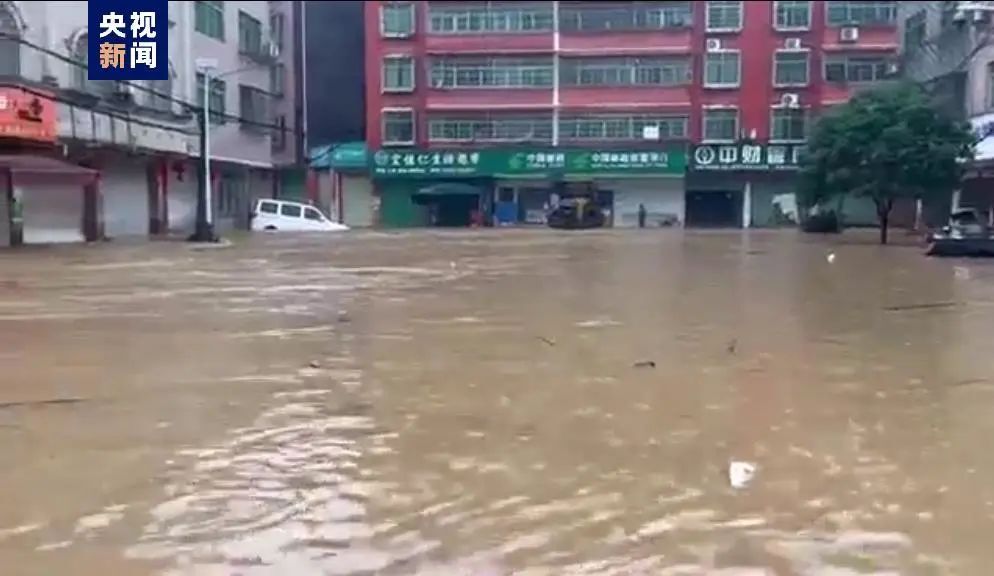 江西10地特大暴雨！一河堤溃口，4个村庄被淹，200余人受灾，紧迫救援