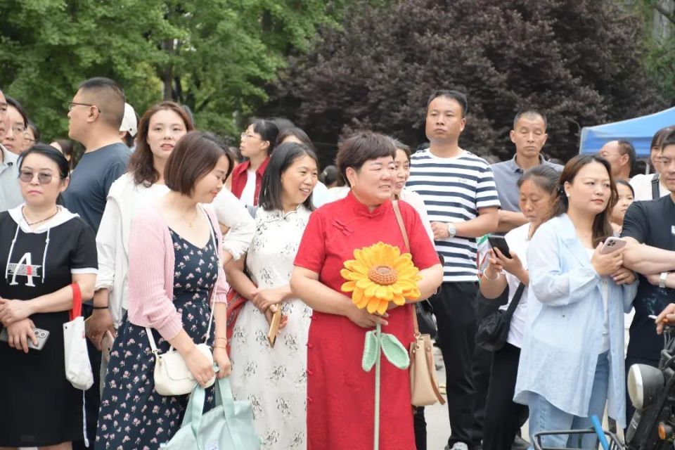 第二高级中学考点,学生有序入场,家长送考新乡市延津县一中初中部考点