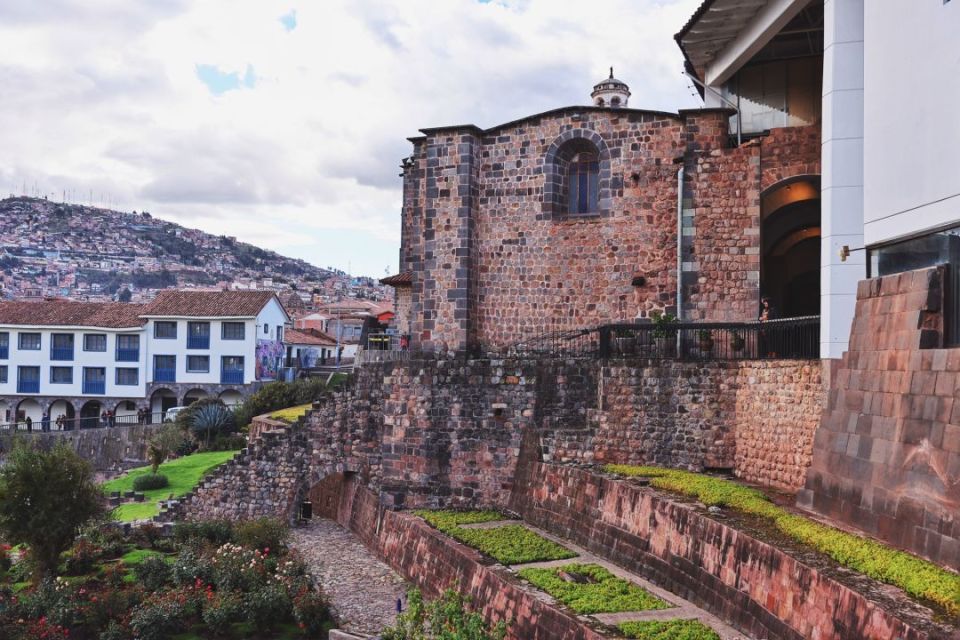 印加帝国破灭后,殖民者拆毁神殿,在其遗址上建立了圣多明哥修道院和