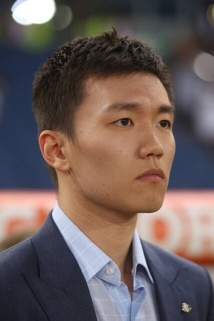 意甲豪门国际米兰前掌门人张康阳晒登长城照引热议,球迷:敬畏