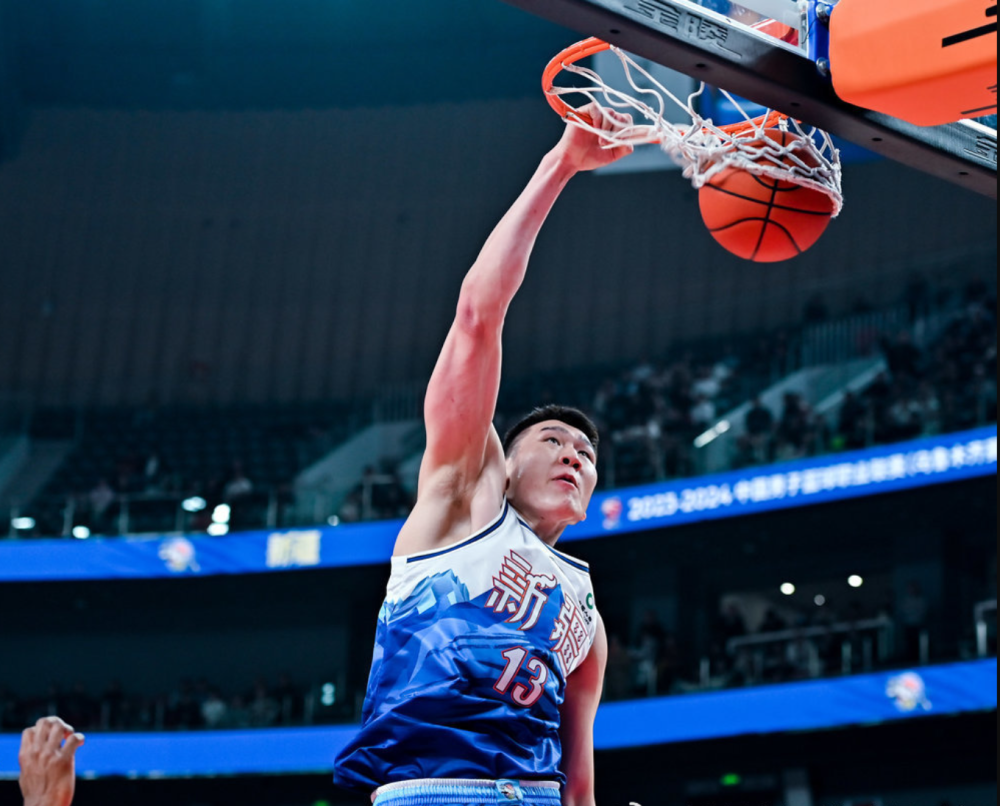 欢乐!李炎哲新疆首秀爆砍25 5,回更衣室被邱彪率全队浇水降温欢迎_腾