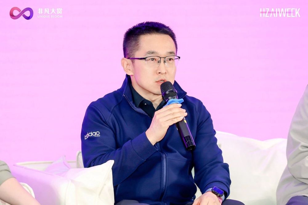 物理世界还没被AI攻克，但人已经先被改造了 · 原文图片 2