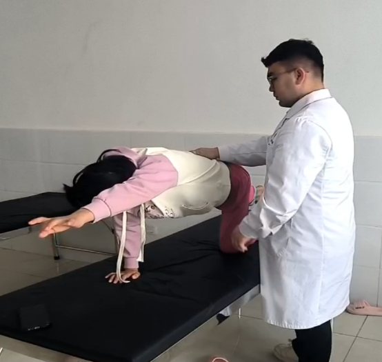 经过一个疗程的治疗,这位12岁的小女孩脊柱侧弯角度由原来的19°调整